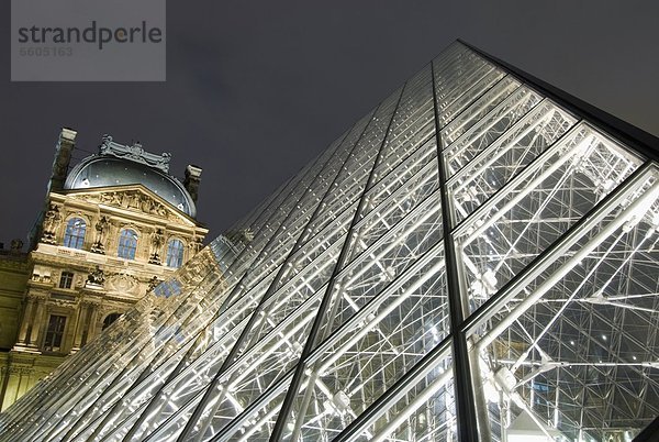 pyramidenförmig  Pyramide  Pyramiden  Glas  Abenddämmerung  Louvre  Pyramide