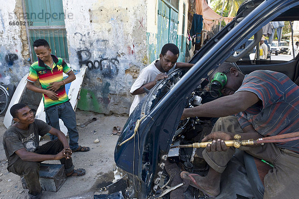 Schlosser schweißt die Karosserie eines Unfallwagens  Stone Town  Sansibar  Tansania  Afrika