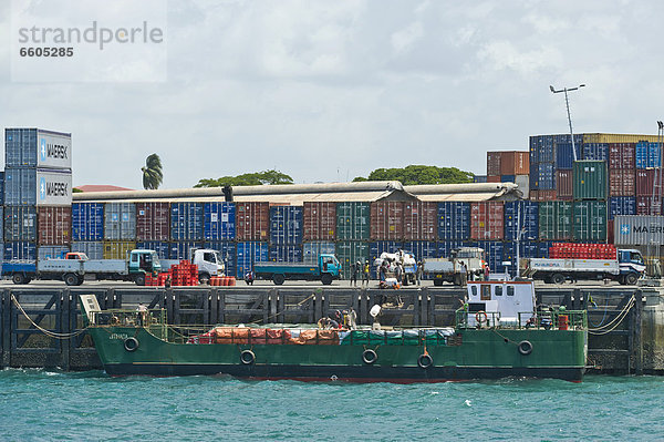 Container-Terminal im Hafen von Stone Town  Sansibar  Tansania  Afrika