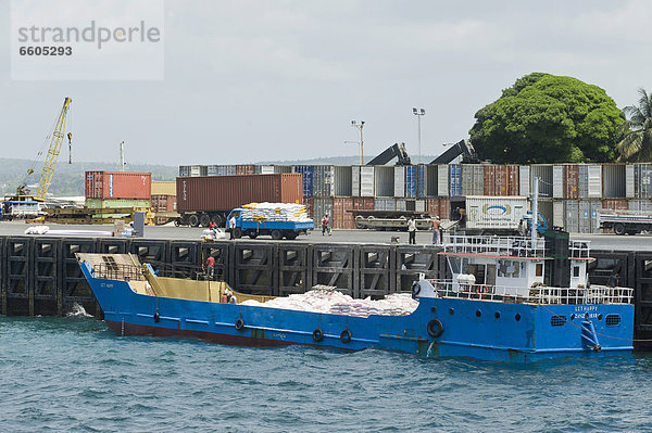 Container-Terminal im Hafen von Stone Town  Sansibar  Tansania  Afrika