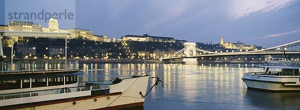 über  Brücke  Monarchie  Palast  Schloß  Schlösser  Donau  Abenddämmerung