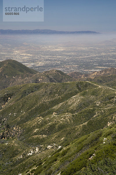 Luftverschmutzung im San Bernardino Valley  östlich der Innenstadt von Los Angeles  von den San Bernardino Mountains  Los Angeles  Kalifornien  USA