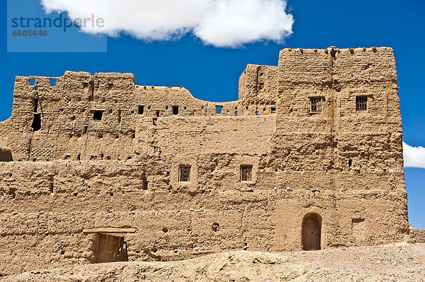 Verfallende Kasbah  aus Stampflehm errichtet  Tighremt  Wohnburg der Berber  unteres Dadestal  Straße der Kasbahs  Südmarokko  Marokko  Afrika