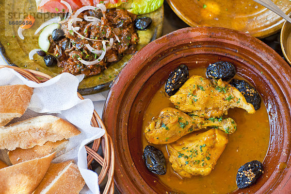 Traditionelles marokkanisches Essen  Tajin mit Hühnchen und getrockneten Pflaumen  Marokko  Afrika