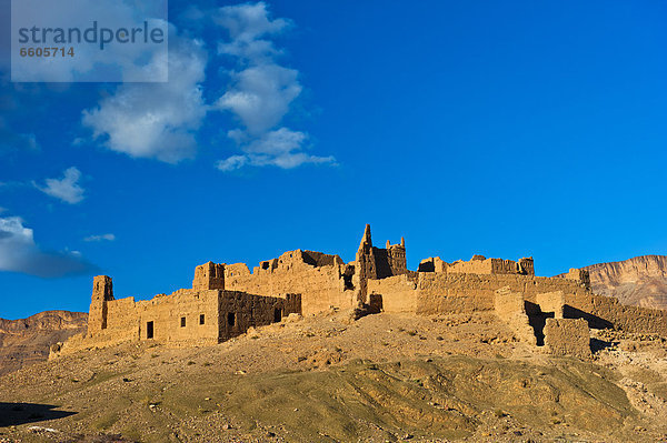 Mensch Menschen Festung Ziegelstein Draa valley Afrika Berber Marokko Schlamm