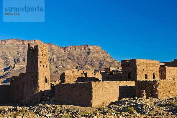 Berg Mensch Menschen Festung Ziegelstein Draa valley Tisch Afrika Berber Marokko Schlamm