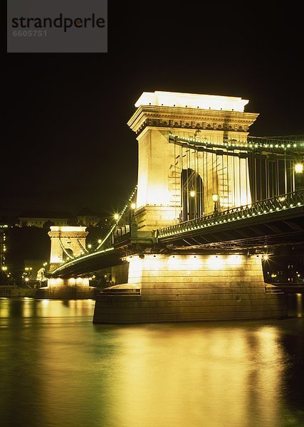 beleuchtet  Nacht  Brücke