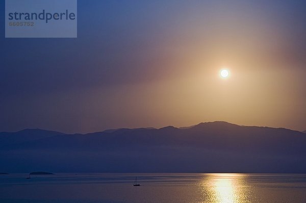 Sonnenuntergang über Insel