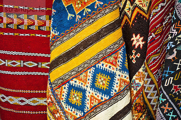 Teppiche mit traditionellen Ornamenten der Araber und Berber  zum Verkauf ausgehängt im Souk  Basar  Marokko  Afrika