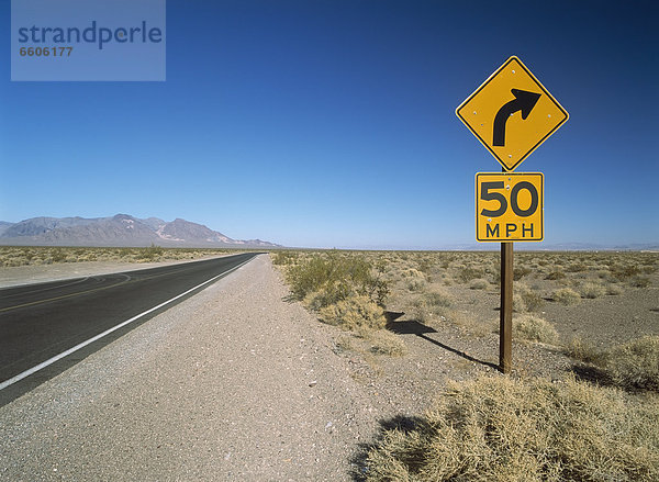nebeneinander  neben  Seite an Seite  rennen  Fernverkehrsstraße  Zeichen  Wüste  Mojave-Wüste  Signal