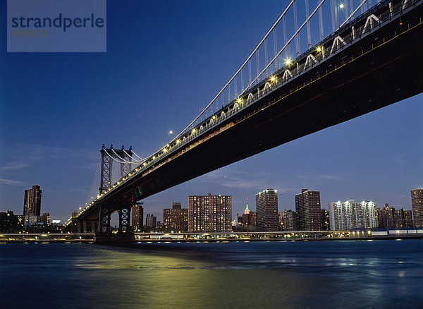 hinter  sehen  über  Gebäude  Brücke  vorwärts  Seitenansicht  Abenddämmerung  East River  Manhattan