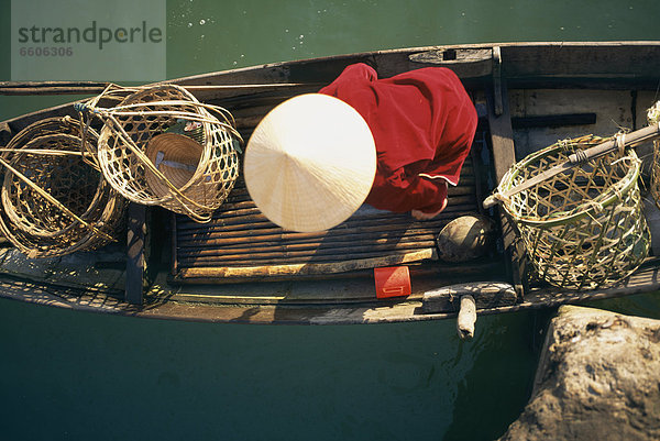 kegelförmig  Kegel  Frau  über  Hut  Boot  Ansicht  vietnamesisch