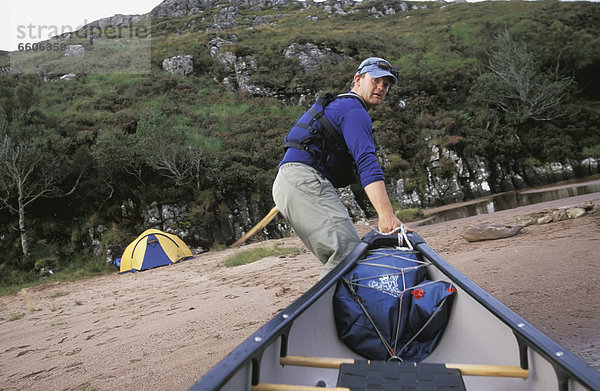 Mann  ziehen  Campingplatz  Kanu  Rückansicht  Küste