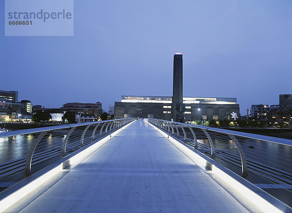Blick nach unten Millenium Brücke Richtung Tate Modern