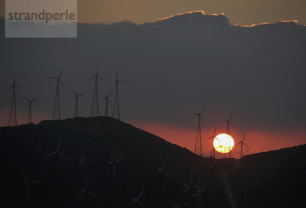 Windturbine Windrad Windräder hinter nahe Berg Sonnenuntergang Windpark Tarifa