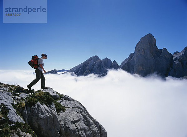 Berg  Wolke  Berggipfel  Gipfel  Spitze  Spitzen  wandern  umgeben