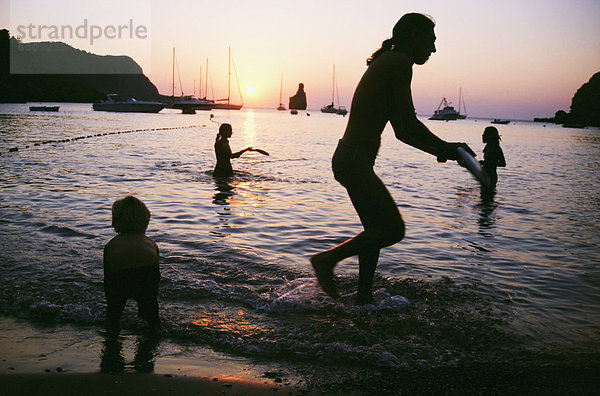 Wasser  Mensch  Menschen  Strand  Sonnenuntergang  Frisbee  spielen