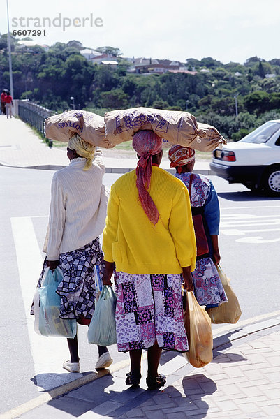 überqueren  Frau  tragen  Straße  Tasche  kaufen