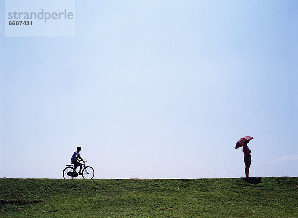 Mann  halten  Tourist  Sonnenschirm  Schirm  Fahrrad  Rad