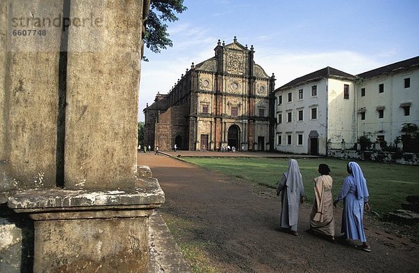 Frau  gehen  Kirche  frontal  2  nebeneinander  neben  Seite an Seite  Nonne  Goa