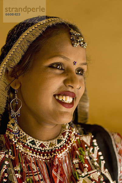 Frau  Tradition  lächeln  Schmuck  Sari