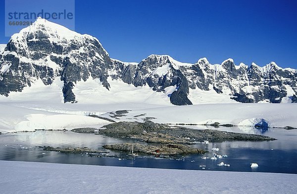 Hütte Berg klein Boot groß großes großer große großen Schnee