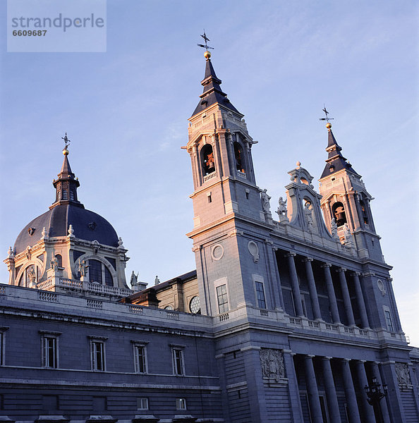 Morgendämmerung Kathedrale Ansicht Almudena-Kathedrale