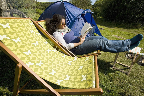 sitzend  Stuhl  Hintergrund  Zelt  Terrasse  camping  vorlesen