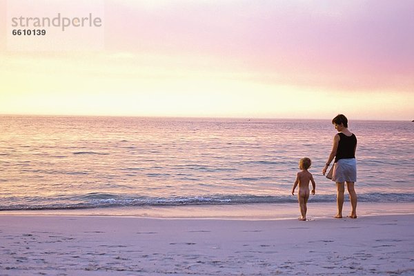 Rückansicht  stehend  Strand  Sohn  Sonnenuntergang  2-3 Jahre  2 bis 3 Jahre  Mutter - Mensch