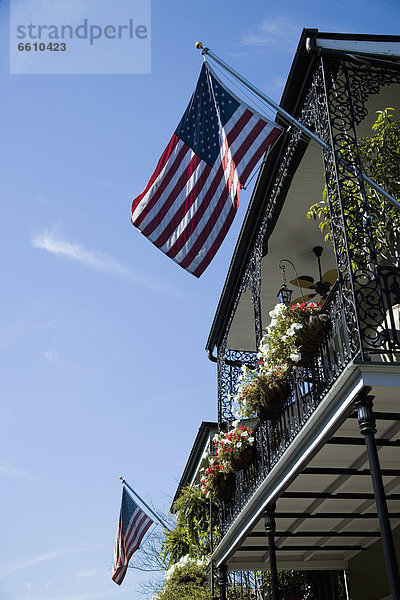 fliegen  fliegt  fliegend  Flug  Flüge  Vereinigte Staaten von Amerika  USA  Blume  Korb  hängen  Balkon  verziert  Fahne  2  Eisen