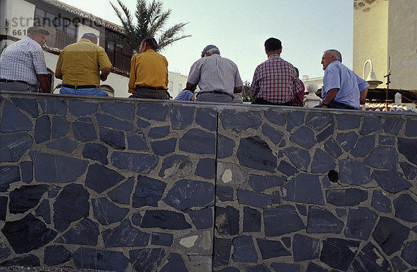 sitzend Steinmauer Mann