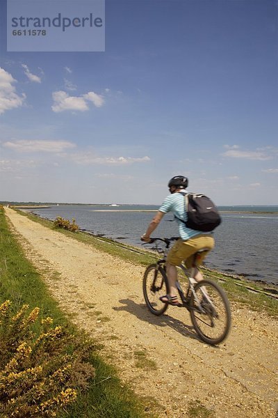 Mann  radfahren  vorwärts  Uferdamm