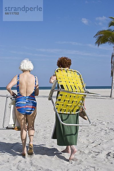 Senior  Senioren  Frau  tragen  Stuhl  gehen  Strand  Terrasse