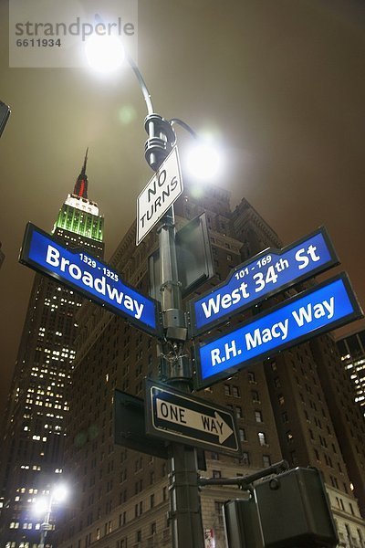 Gebäude  Straße  Zeichen  unterhalb  Innenstadt  Manhattan