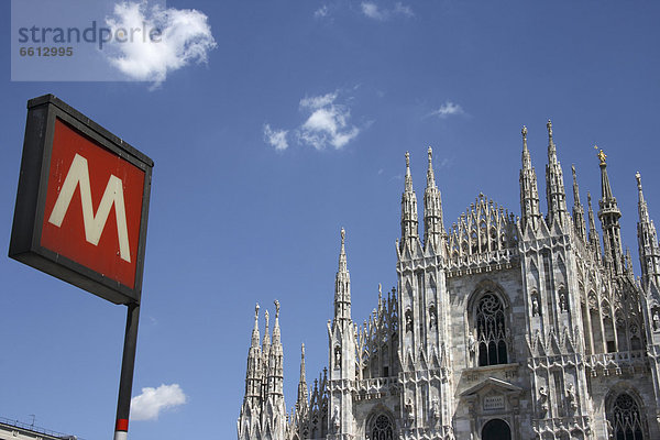 Straßenschild mit Duomo Kathedrale im Hintergrund