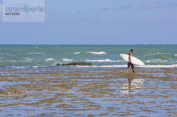 Mann  tragen  Surfboard  Bahia  Brasilien