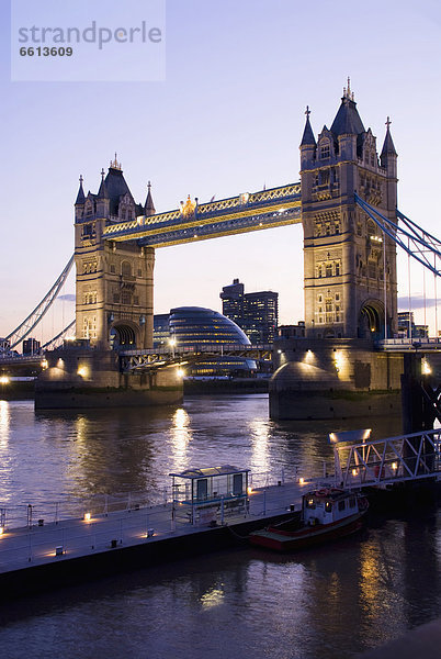 Tower Bridge in der Dämmerung  London  England  UK
