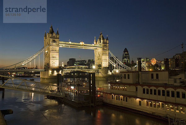 Tower Bridge beleuchtet in der Nacht  London  England  UK