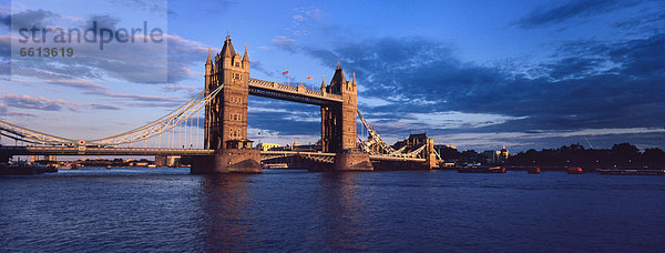Tower Bridge bei Sonnenuntergang  London  England  UK