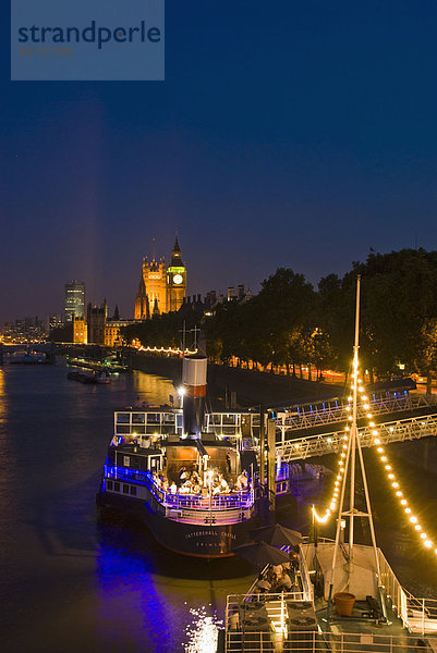 Boote auf Thames River beleuchtet in der Nacht  London  England  UK