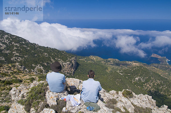 Rückansicht  Berg  Mensch  zwei Personen  sehen  Menschen  Küste  hoch  oben  2  Balearen  Balearische Inseln  Mallorca  Spanien