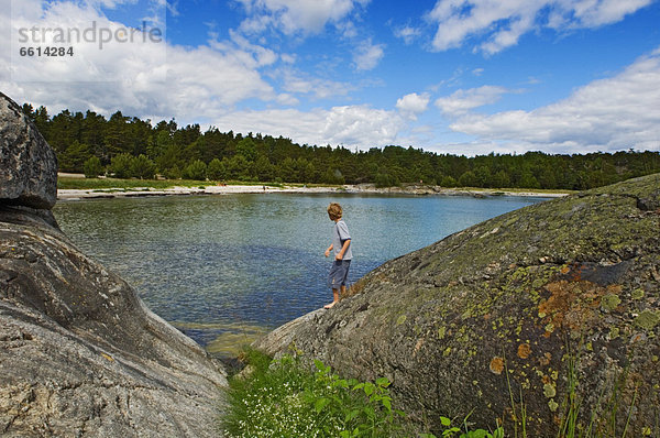 Felsbrocken Junge - Person Insel Utö Schweden 10-11 Jahre 10 bis 11 Jahre Schweden