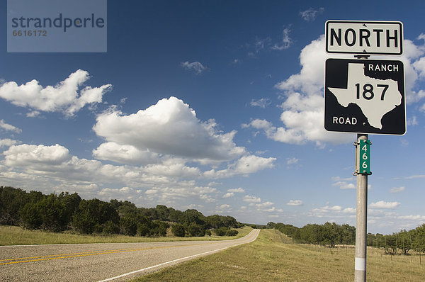 Vereinigte Staaten von Amerika  USA  Fernverkehrsstraße  Kopfball  Ranch  Texas