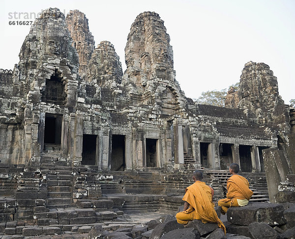 sitzend  frontal  fünfstöckig  Buddhismus  Mönch  Angkor  römisch