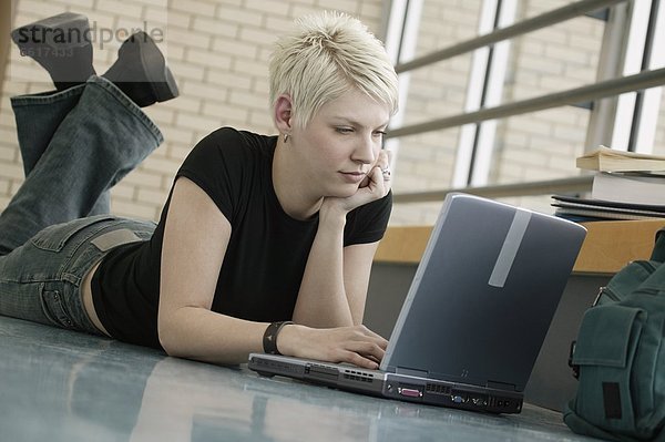 Korridor  Korridore  Flur  Flure  hoch  oben  auf dem Schoß sitzen  Student