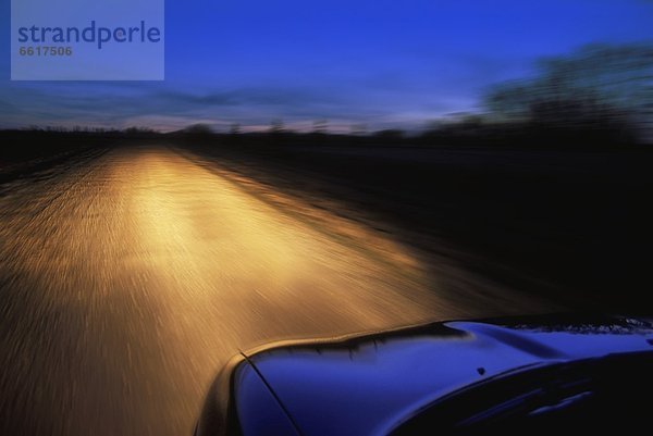 Fernverkehrsstraße Ansicht Fahrersitz Dämmerung