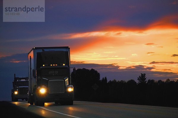 Sonnenuntergang  fahren  Lastkraftwagen