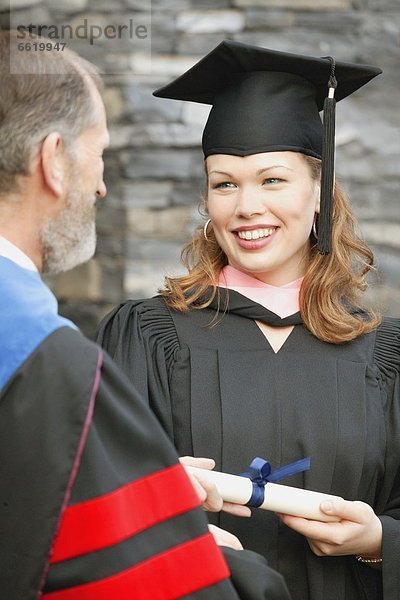 Frau  empfangen  Diplom