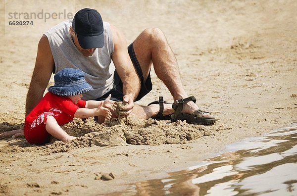 Menschlicher Vater  Spiel  Sand