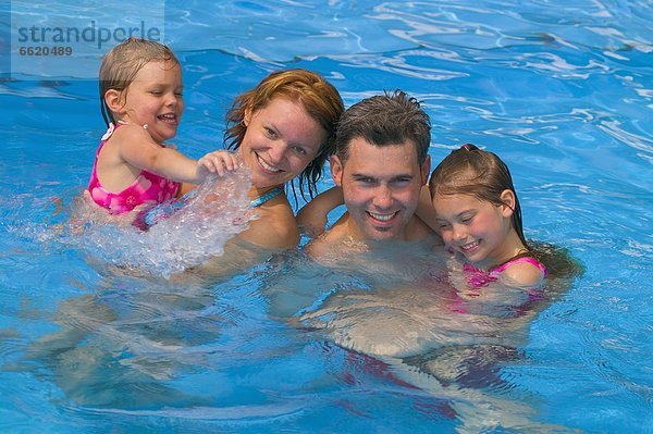 Menschliche Eltern Schwimmbad